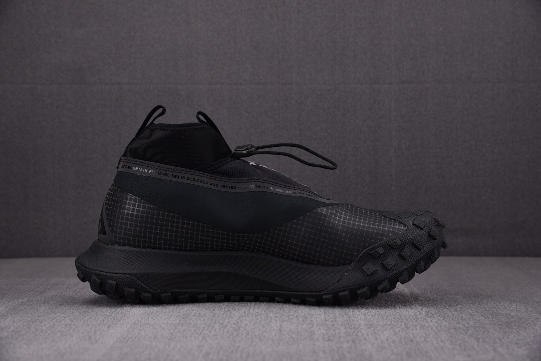 [남여공용 신발] 나이키 ACG 마운틴 플라이 고어텍스 블랙 앤 다크 그레이 CT2904-002